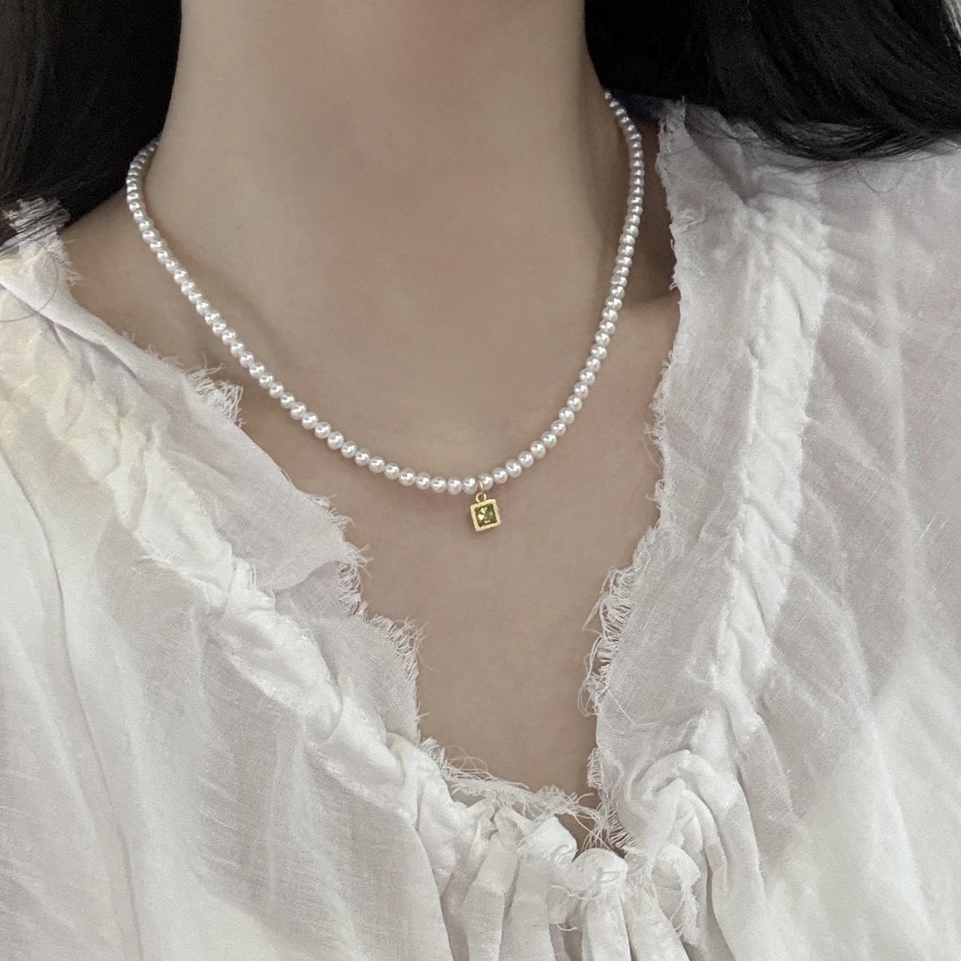 Small Natural Peridot Necklace with 3-4mm Near-Round Freshwater Pearls 3-4mm белый