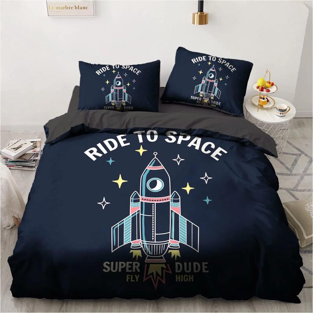 Kunstvoller Bettbezug „Dimgray“ mit minimalistischer Science-Fiction-Weltraumillustration mit Sternen, Planeten und Rakete für dekorative Zwecke