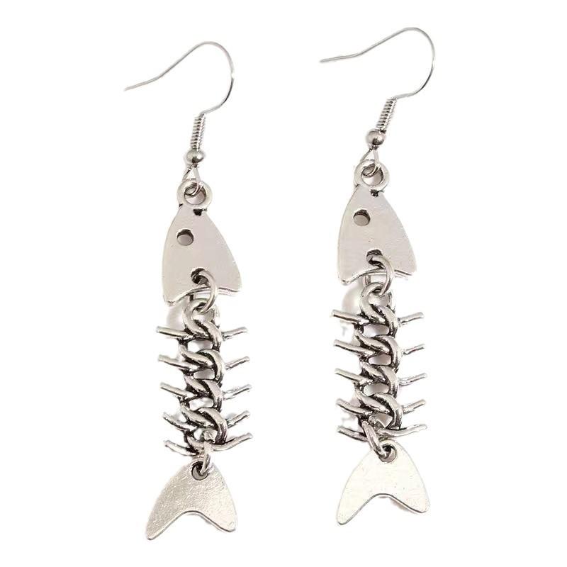 Minimalist Silver Fishbone Necklace With Moon Pendant For Casual Wear And Fashion Lovers