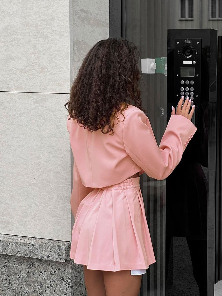 Zweiteiliges Anzugset - Outfit mit kurzem Rock und Blazer