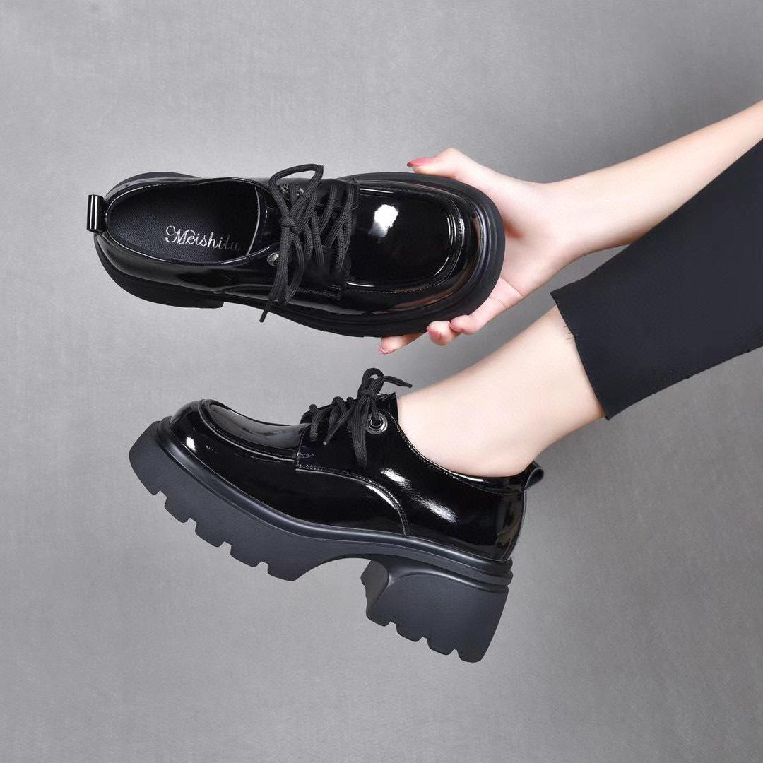

Туфли на платформе женские 2025 осень новые студенческие туфли на шнуровке маффины и лоферы черные первый слой коровьей лакированной кожи маленькие кожаные туфли 34 чёрный