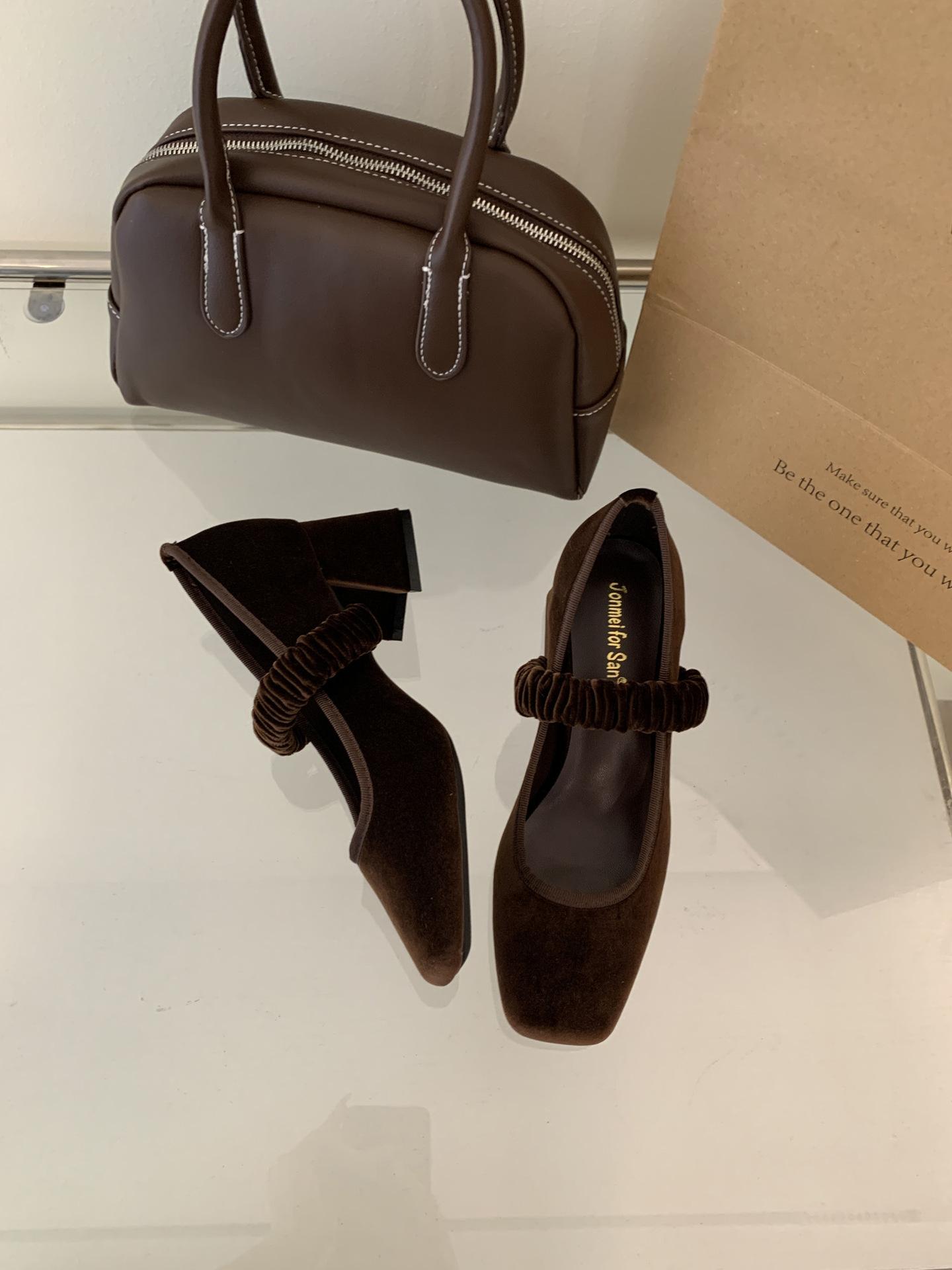 

2025 ранняя весна и осень новые французские ретро туфли Мэри Джейн на толстом каблуке с квадратным носком, с мелким вырезом, с нежным темпераментом вечерний бриз, одинарные туфли 39 коричневый