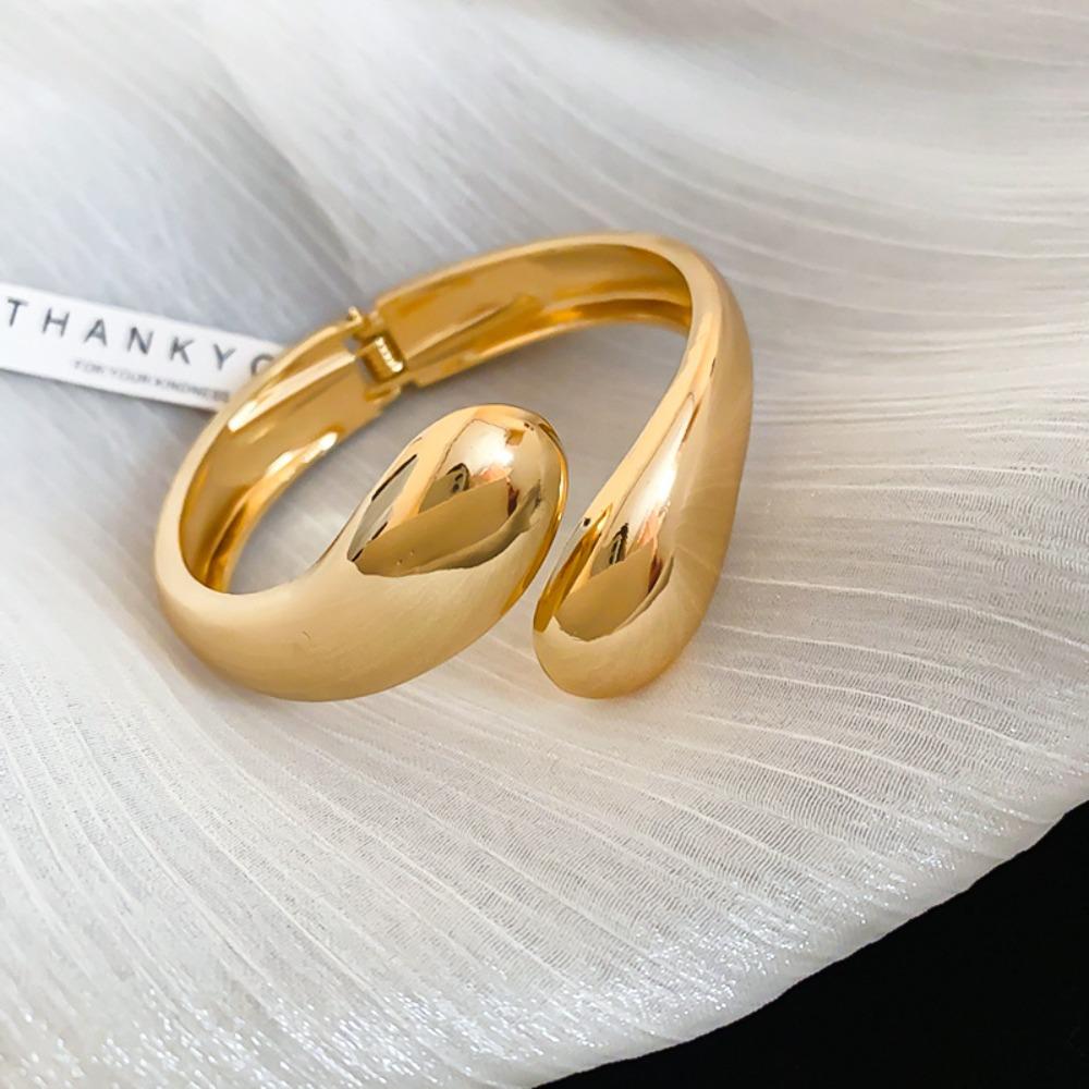 European and American Simple Bracelets, Arm Rings, Niche Cold Wind Temperament Bracelets, High-end Sense and Versatile Jewelry.