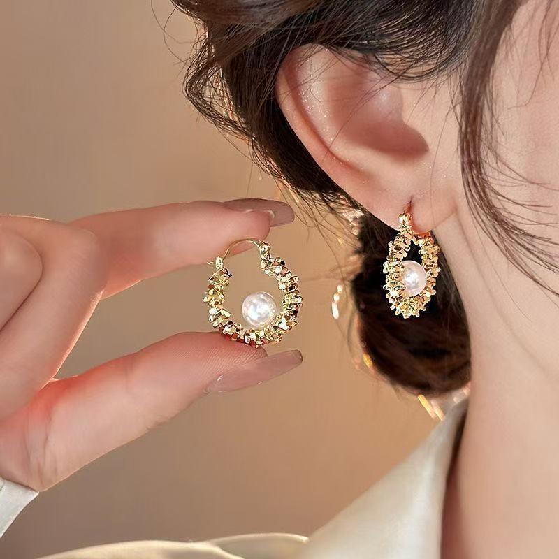 LATS 2025 New Twisted Metal Pearl Hoop Earrings for Women High-end Unique Light Luxury Accessories Fashion Zircon