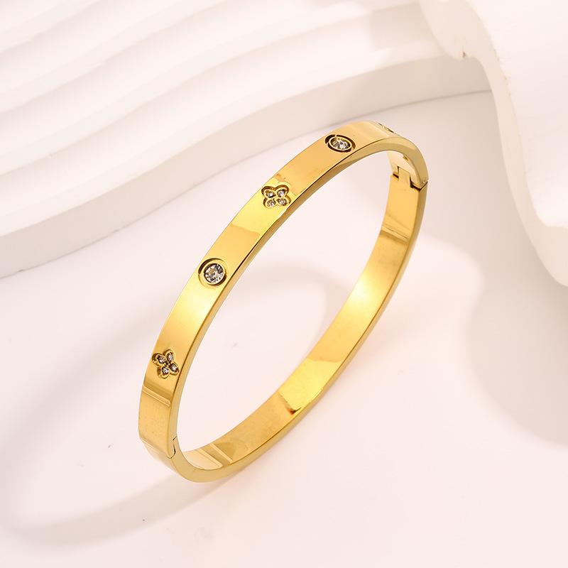 Four-leaf clover diamond-encrusted , female tide brand, European and American non-fading titanium steel , send girlfriend wrist stacking 