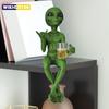 Statuiță Extraterestru Bând Bere Rășină Noutate Colecționabilă Decor Amuzant pentru Birou pentru Adulți Birou Dormitor Grădină Raft Exterior Decor