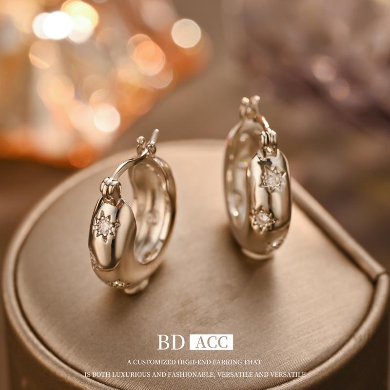 

European & American Minimalist Circle Stud Earrings: Elegant, High-End, Exclusive, Oversized Personality Design for Women