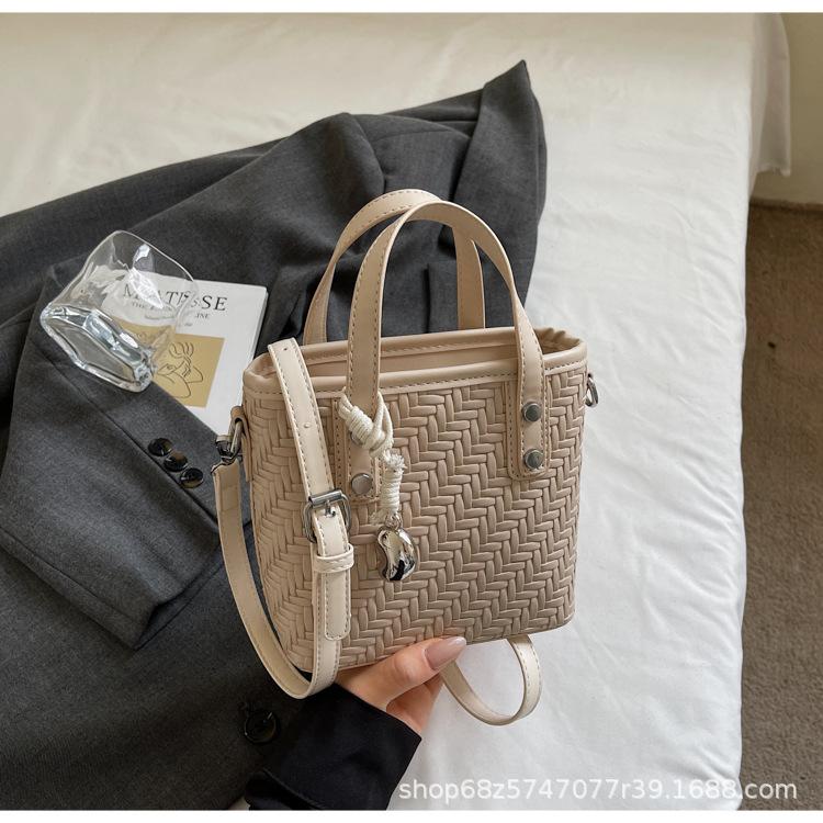 

Exquisite super-hot niche woven bag women s 2025 new summer popular versatile messenger bag small bag mobile phone bag хаки