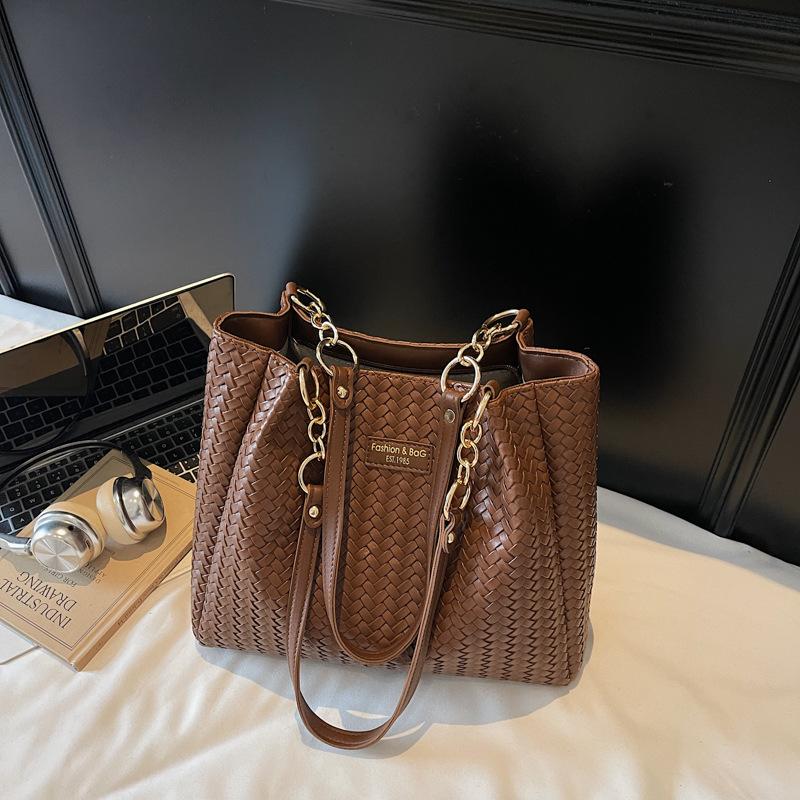 

Tote bag women s autumn new woven pattern women s bag large bag commuting versatile large capacity shoulder bag tide темно-коричневого