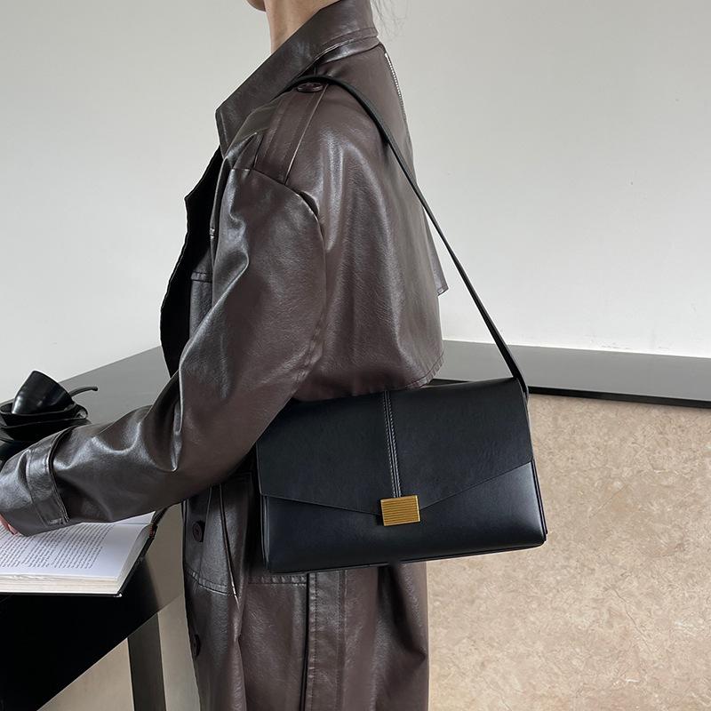 

Autumn and winter new leather large-capacity envelope single shoulder versatile fashion simple commuting Korean version messenger small square bag чёрный