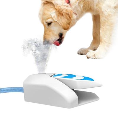 Pet Dog Venkovní vodní krmítko Vodní fontána Kočka Pes Stupňový sprej Nožní pedál Automatický dávkovač nápojů Vysokokapacitní pití