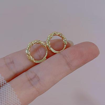 Luxuriöse gedrehte Zirkon-Mikro-Pavé-Ohrringe: Exquisite kleine Kreis-Ohrklemmen für Herbst/Winter