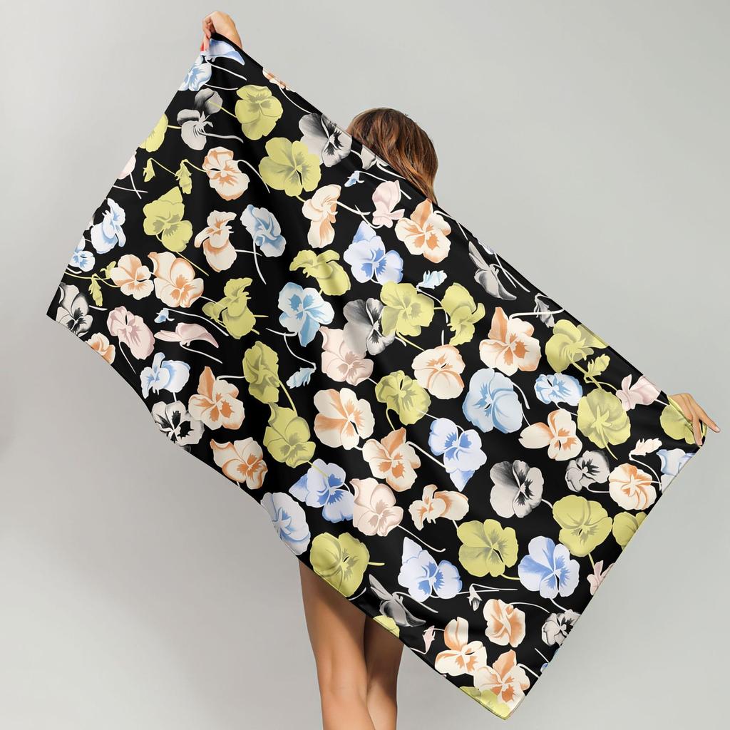 Tropisches Monstera-Blatt bedrucktes Strandtuch Schnelltrocknendes Polyester Badetuch Grünes Palmen-Sandfreies Handtuch für den Sommerurlaub