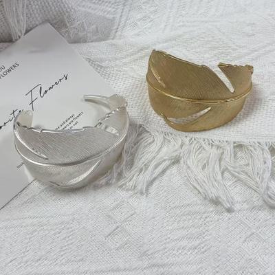 Elegant Feather Bracelet: Luxurious Design with Exaggerated Style and Unique Personality.