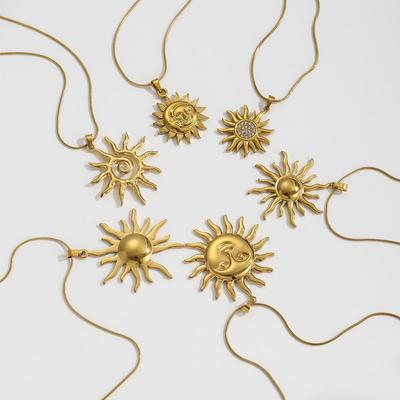 Exquisita Cadena con Colgante de Sol de Acero Inoxidable Chapado en Oro de 18 Quilates