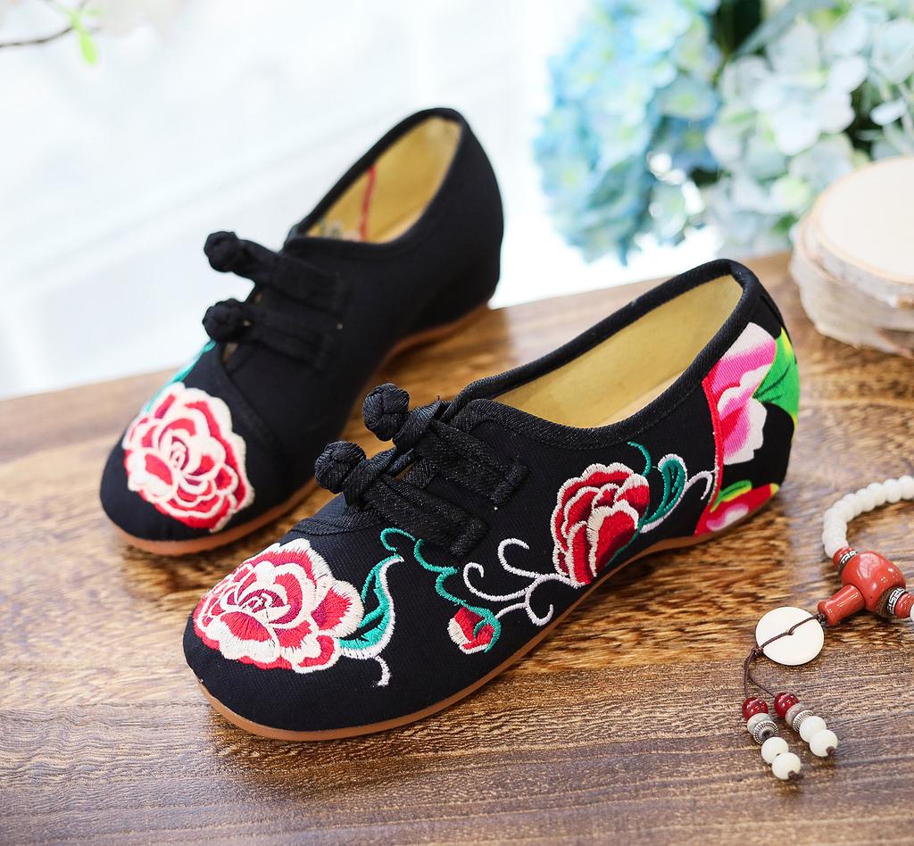 Embroidered cloth shoes, spring and autumn beef tendon soles, low-heeled flat-soled women's shoes, mother shoes