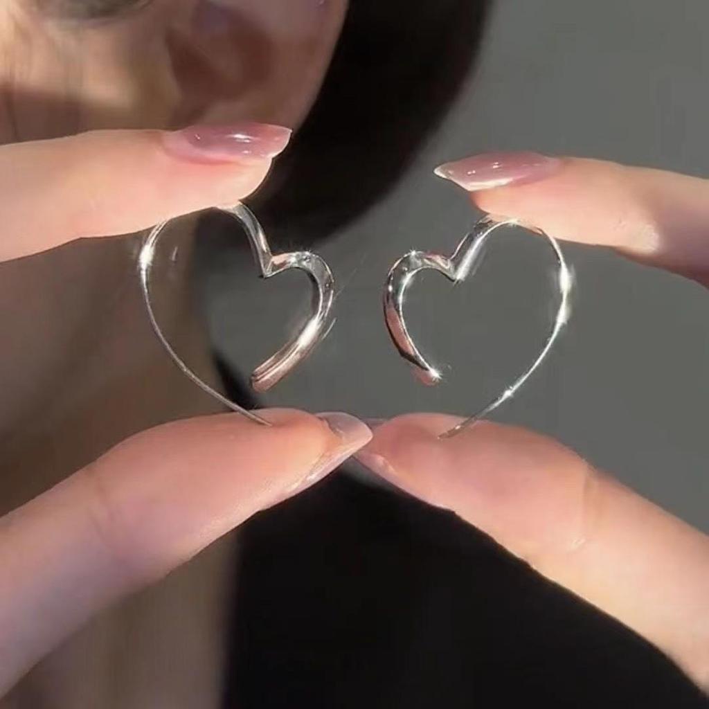 Chic Love Heart Earrings: Elegant High-End Silver Hoops with a Minimalist Design, Perfect for Any Style.