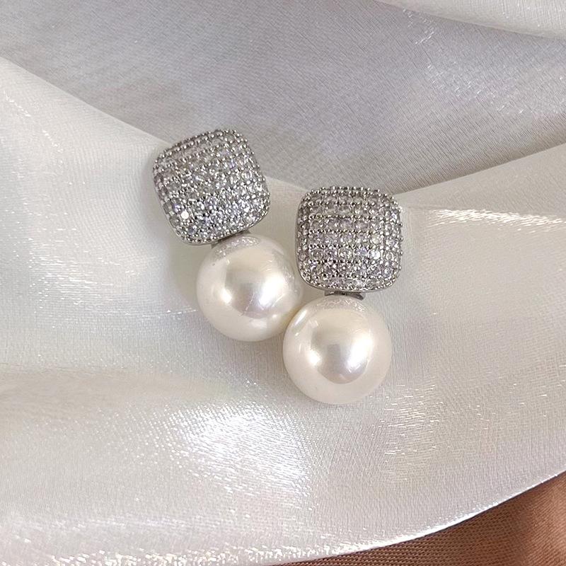 

Квадратные серьги подчеркивают маленький темперамент лица, высококачественное чувство света, роскошные серьги, маленькие французские серьги белый