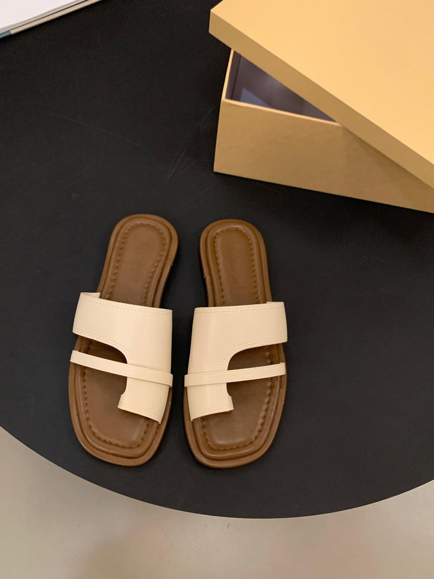 Нишевые сандалии в стиле ретро на плоской подошве тапочки женская обувь летняя верхняя одежда пляжные сандалии с мягкой подошвой элегантная и просторная нежная классическая женская обувь 35 1867₽