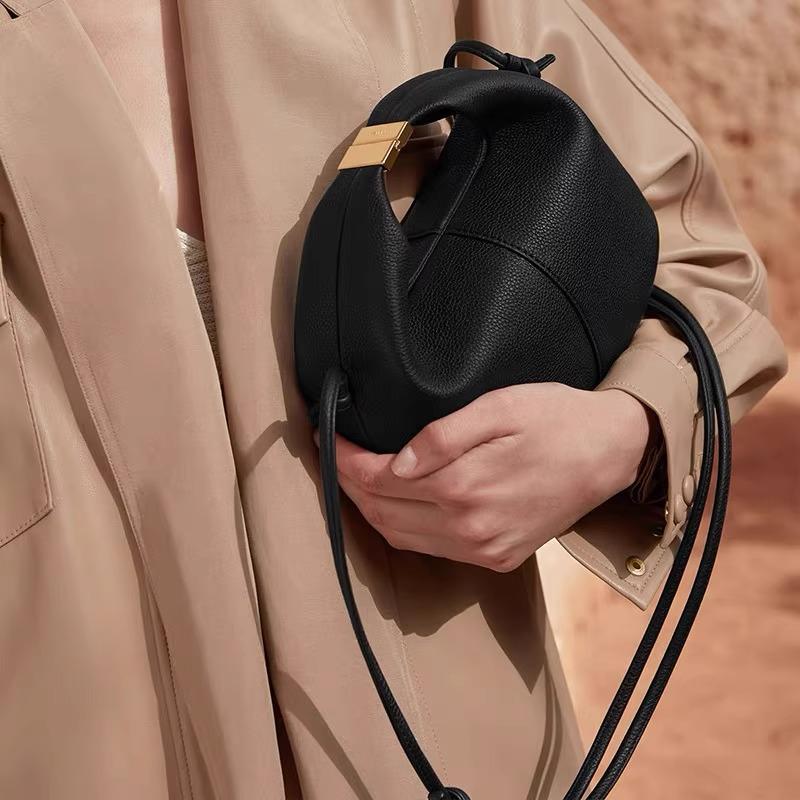 

Женская сумка-кроссбоди Number11 Dumpling - французский дизайн, фактурная коровья кожа Belt Tag чёрный