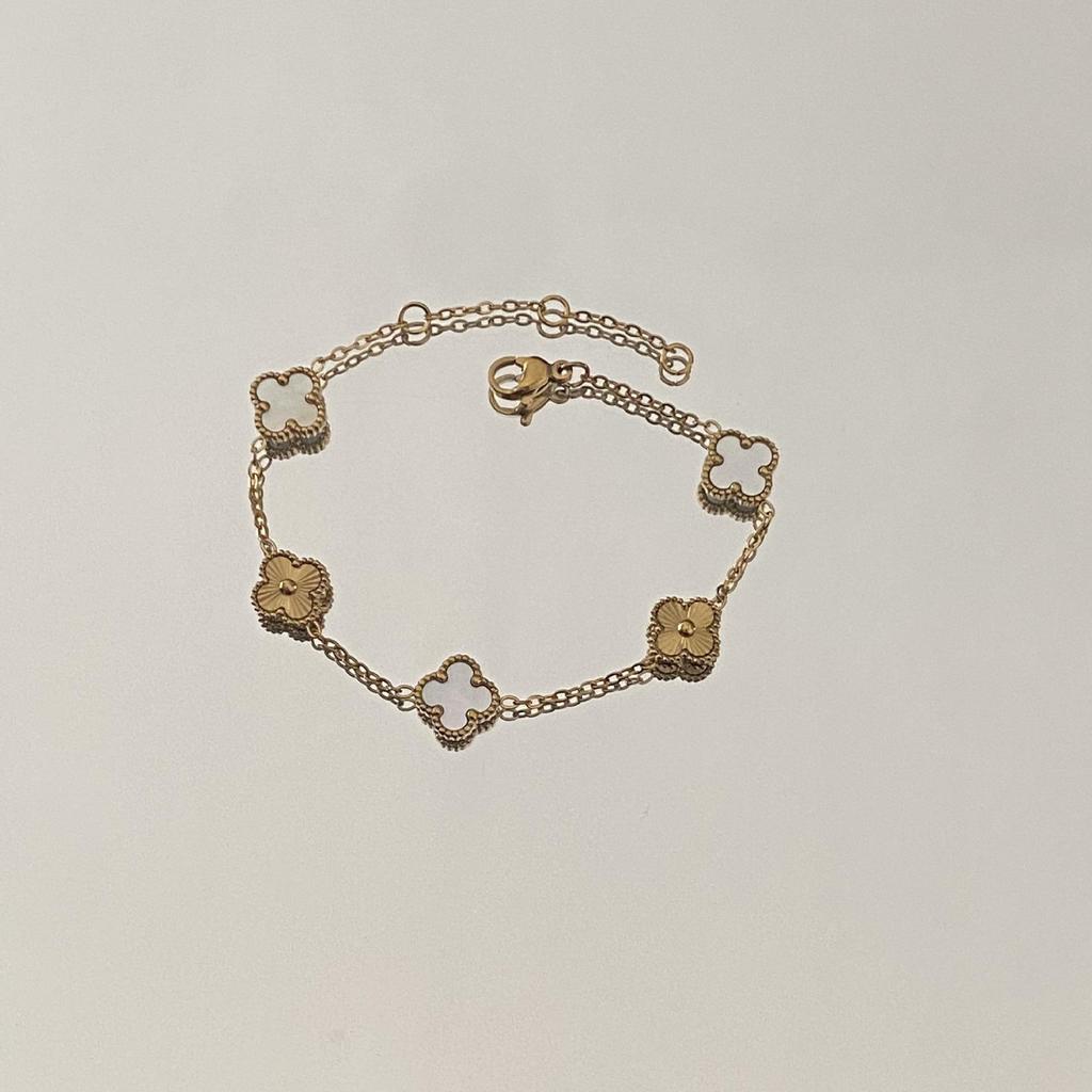 Women's Versatile Titanium Steel Four-Leaf Clover Bracelet - Washable, Non-Fading, Light Luxury Hand Accessory for European and American Trends