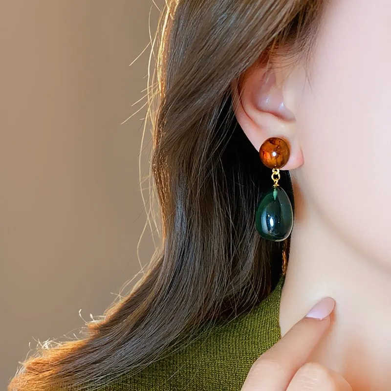 Luxurious And Sophisticated Earrings, Trendy Stud Earrings With A Retro Feel.
