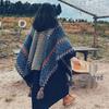 Handgestrickter Schal und Klimaanlagen-Cape im Ethno-Stil mit Quasten