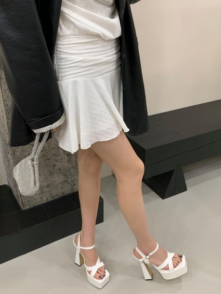 Kleiner Mann erhöht die Körpergröße im Frühjahr und Herbst 2025 dicker Absatz mit Wasserplateau Nachtclub Plateau-Sandalen Europa und Amerika