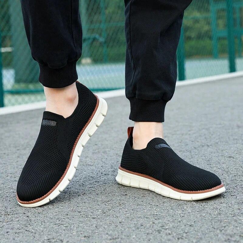 Breathable Men Casual Shoes Lightweight Outdoor Male Walking Shoes Anti-slip Men's Sneakers Slip On Flats Running Shoes