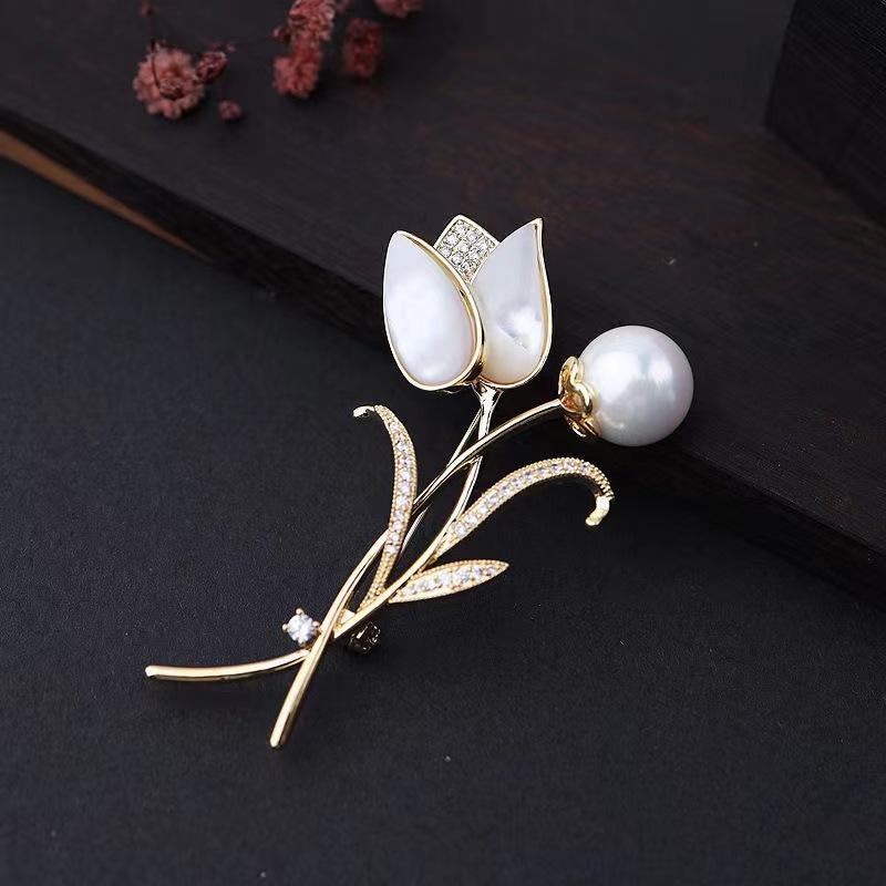 SKEDS Women Girls Elegnat High-end Flower Pearl Crystal Brooch Pin Fashion Exquisite Party Banquet Badges Corsages For Lady