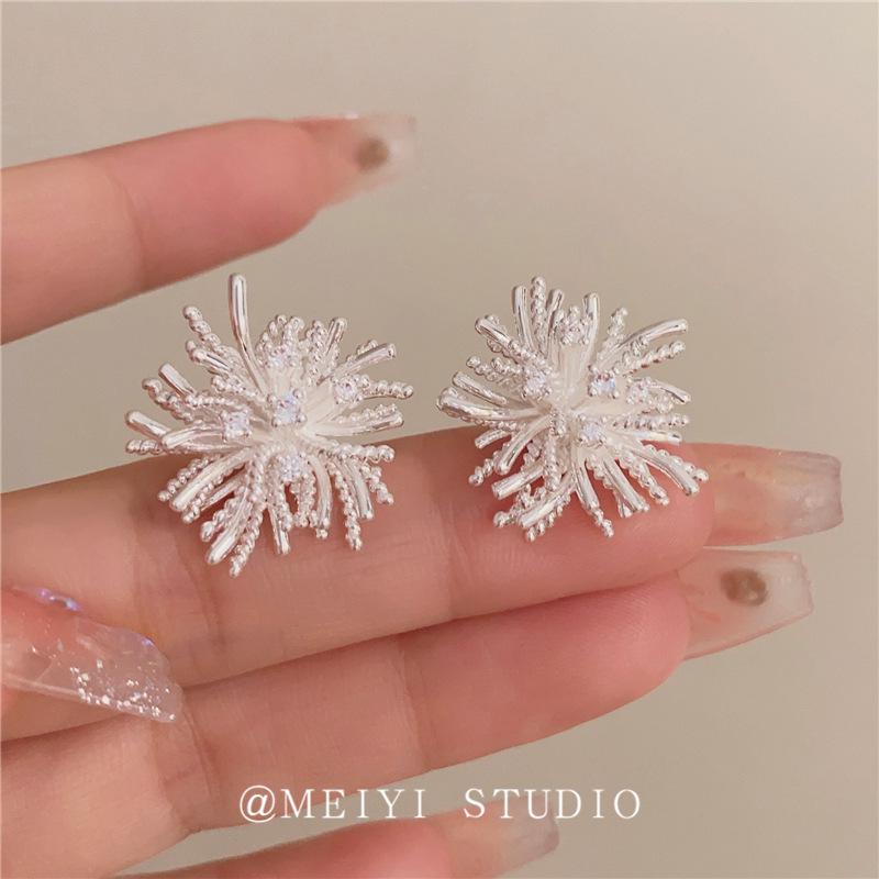 2025 Exquisite French Retro Metal Snowflake Zirconia Stud Earrings - Light Luxury Fashion Accessory