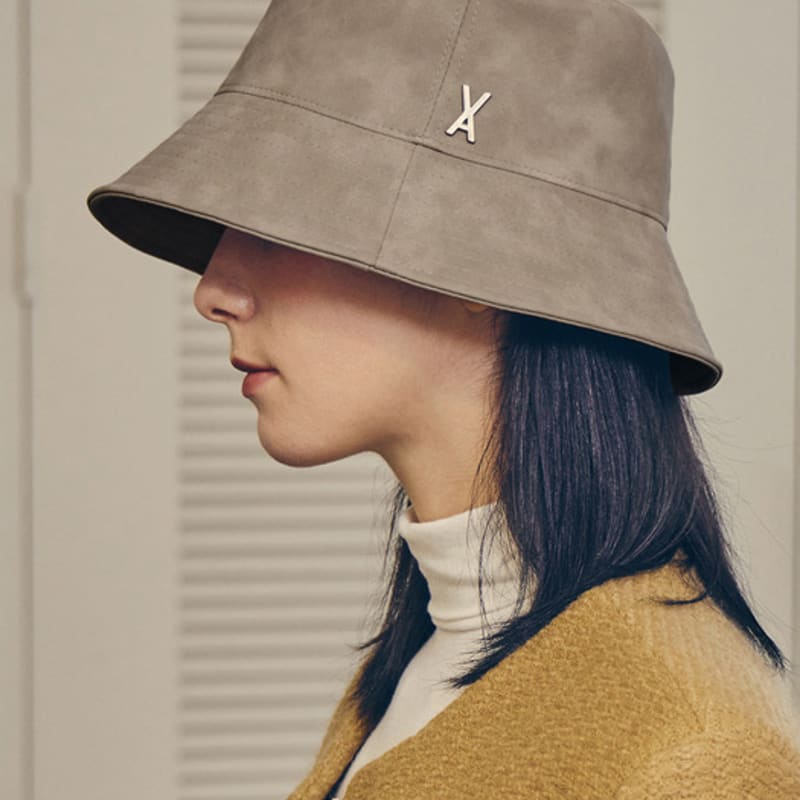 

VARZAR VA Панама из веганской кожи с шипами Бежевый FREE