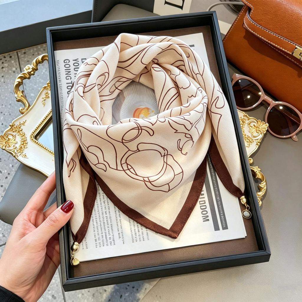 Xiaoxiangfeng new foreign air magnetic buckle scarf high-end triangular scarf versatile neck protection scarf printed windproof square scarf