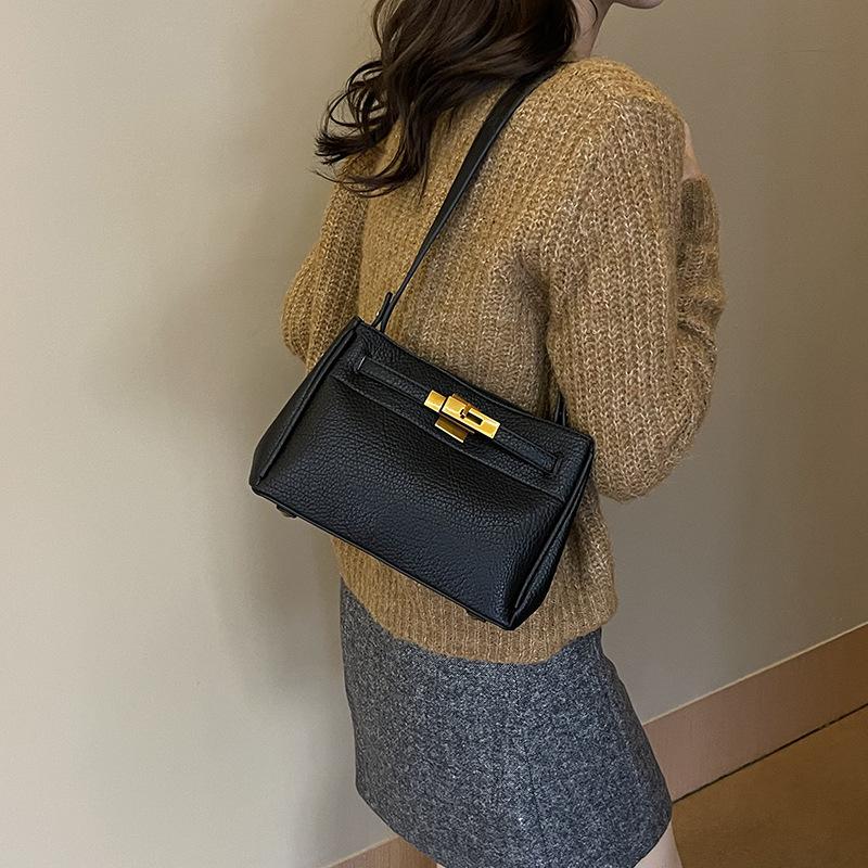 

Дизайн Замок Подмышечная сумка Kelly 2025 Осень и Зима Новая Мода Универсальная Сумка для Поездок на Работу Одноплечевая Наплечная Сумка 23*9*16 чёрный