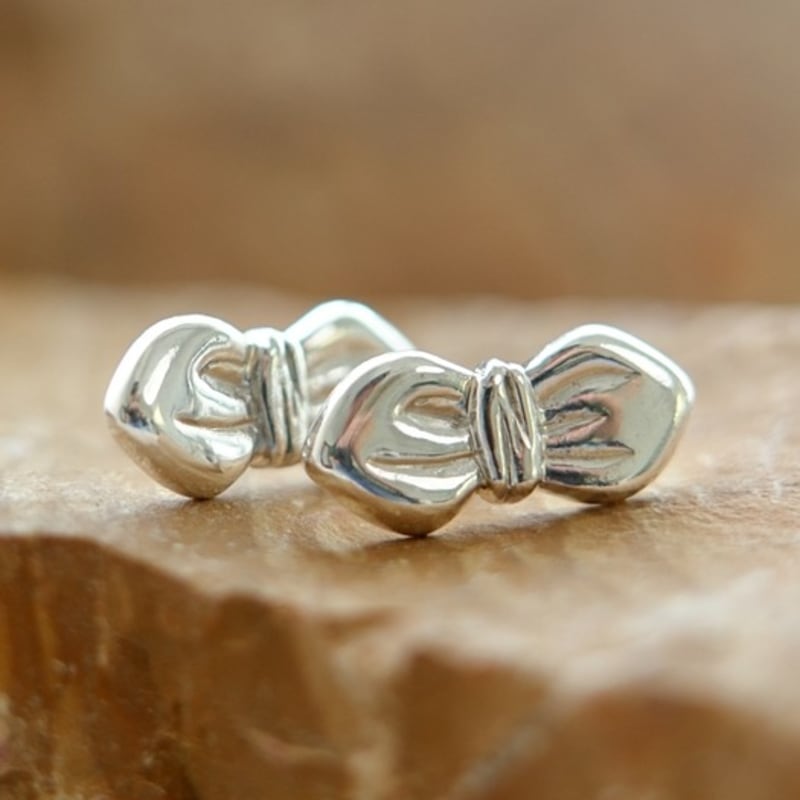 BELLOOGGI Bold ribbon earring
