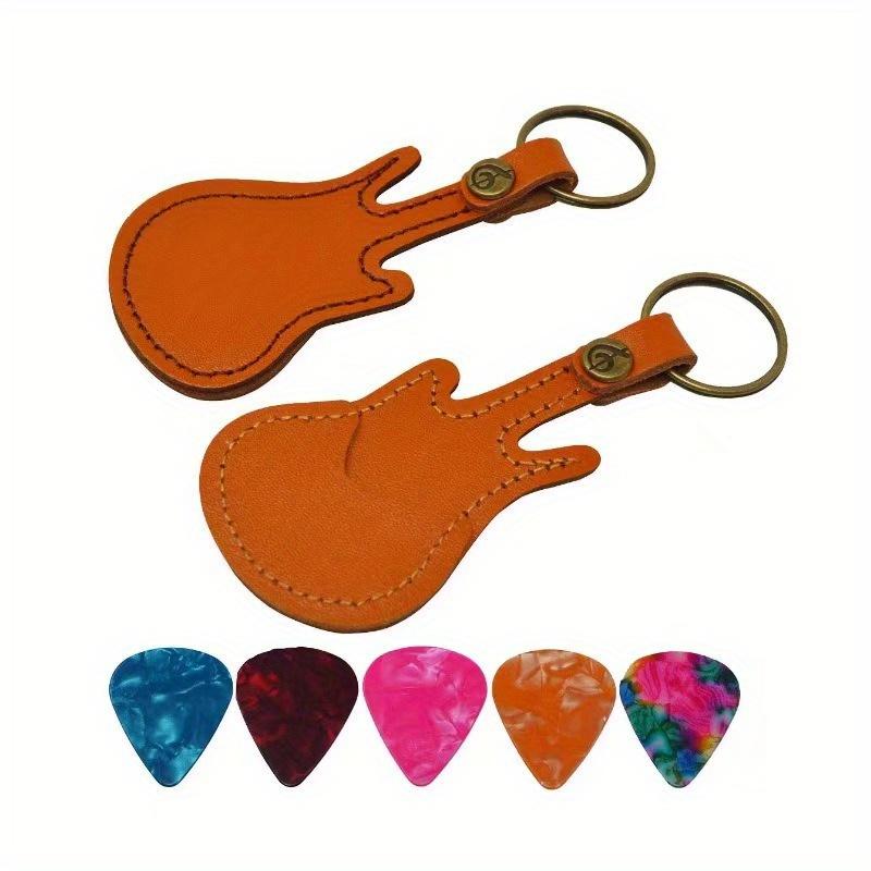 Leder Plektrumtasche Gitarrenplektrumhalter Etui Gitarrenform mit Schlüsselring 5 Stück Zelluloidplektren Saiteninstrument Zubehör