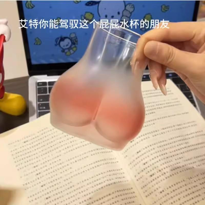 Funny Butt Shaped Glass Cup,Coffee Mug for Iced Americano/Latte,Cute Bubble Tea Tumbler,Clear Cold Drink Cup for Party Gifts