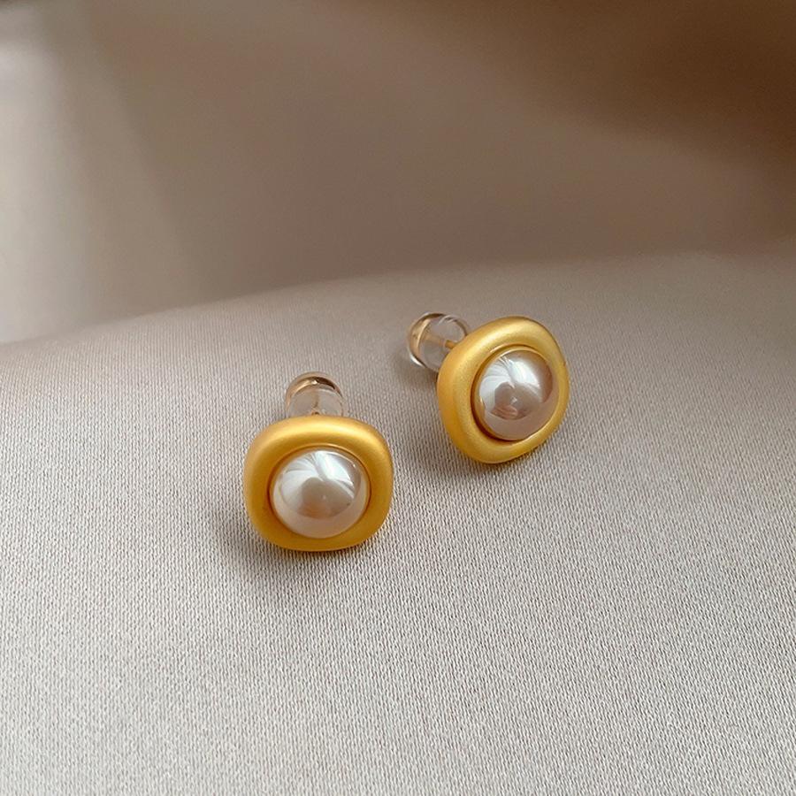 Korean version of square pearl earrings light luxury simple fashion design sense stud earrings exquisite temperament explosive earrings women