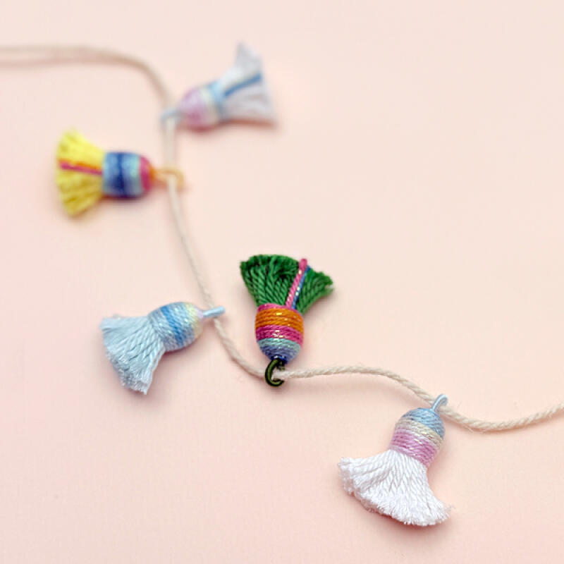 Mini borlas coloridas com glitter (escolha um de quatro)