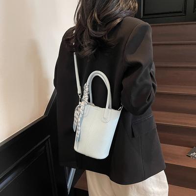 Die beliebte kleine Tasche für Frauen im Sommer sind Umhängetasche und Hand-Eimertasche.