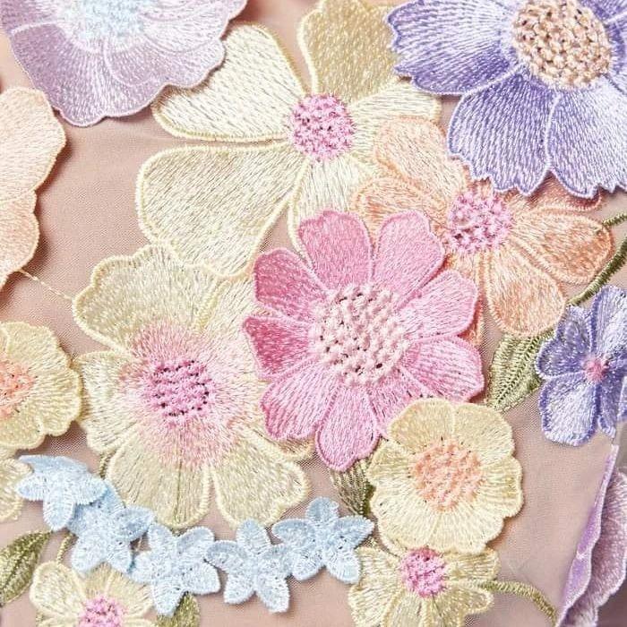 Nuovo abito di primavera, lusso leggero, scollo rotondo, ricamo, fiore tridimensionale, manica a sbuffo, lunghezza media e lunga, gonna a tubino