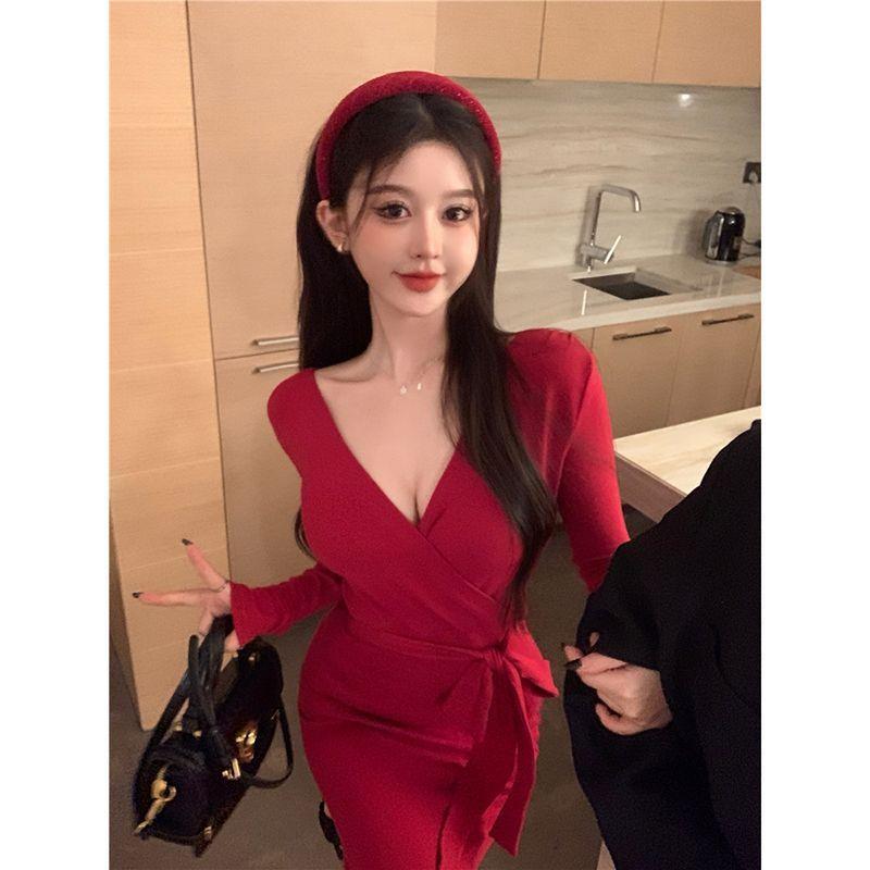 American Retro Foreign Style V-neck Long-sleeved Dress for Women's Geese Season, New Slim-fitting Inner Fit, Thin Buttocks, Medium and Long Skirt