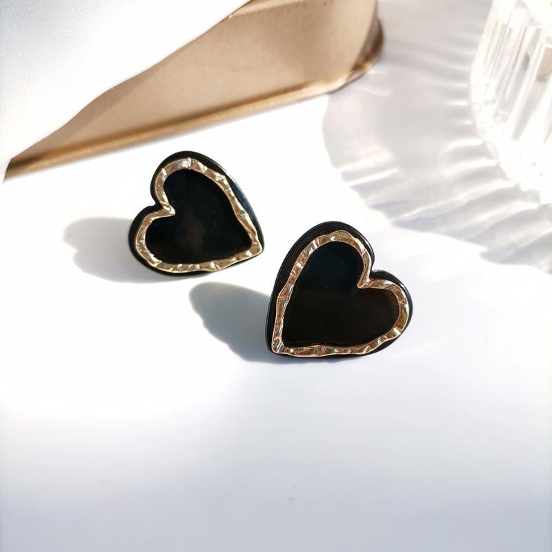 Vintage Hyperbole Black White Heart-shaped Stud Earrings For Woman Luxury Party Unusual Earrings Fashion Gift 2022