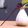 Elegante Haarnadel aus rotem Sandelholz – Haaraccessoire im antiken chinesischen Stil für Haarknoten.