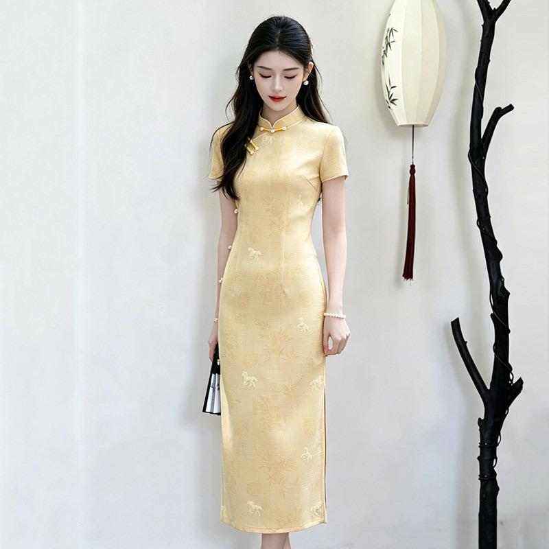 Yellow is sent to test the national style, new Chinese style, Suzhou long cheongsam, improved young women's high sense, daily can be worn in summer