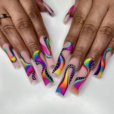 WM-108 Mehrfarbige Hot Girl Band-Fingernägel - Langlebige tragbare Nagelstücke mit T-Design (24 Stück)