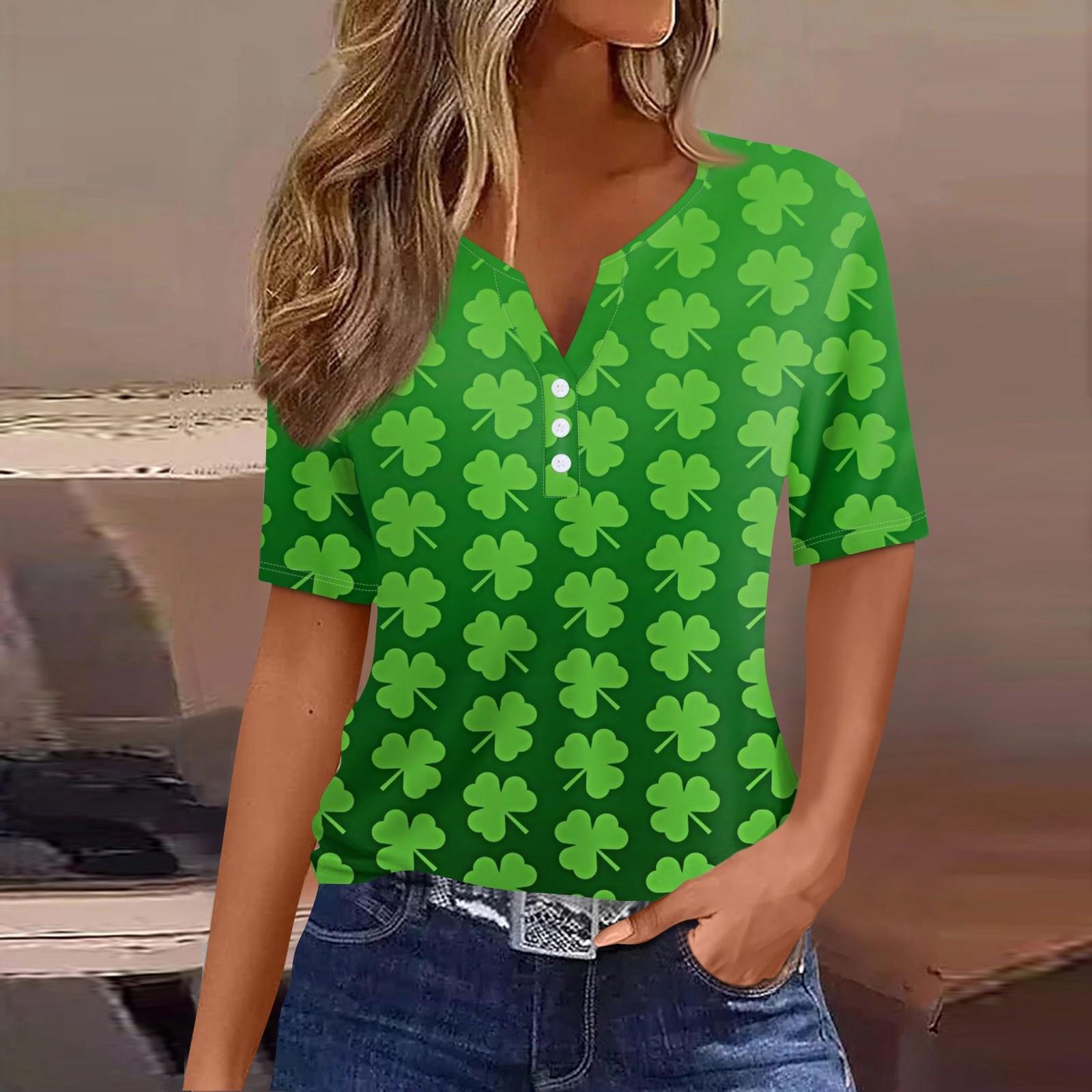 

Женская повседневная одежда St. Футболка с короткими рукавами и V-образным вырезом, декоративными пуговицами и принтом ко Дню Святого Патрика XXL светло-зеленый