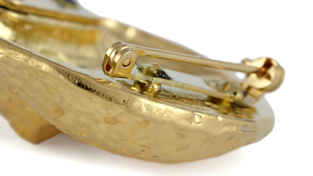 Bichon Frise, Bichon Tenerife, Bichon a poil frise – Brooch with a clip, gold-plated holder for a race number | Art-Dog