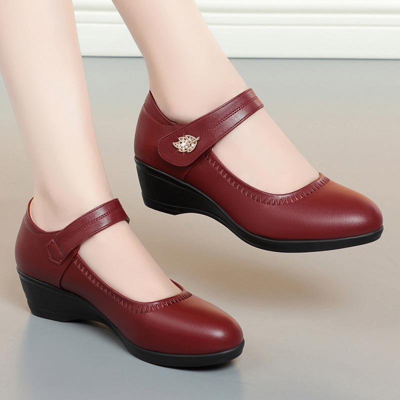 Mom shoes slope heel middle-aged single shoes spring, summer and autumn word with round head versatile shoes soft sole women's leather shoes