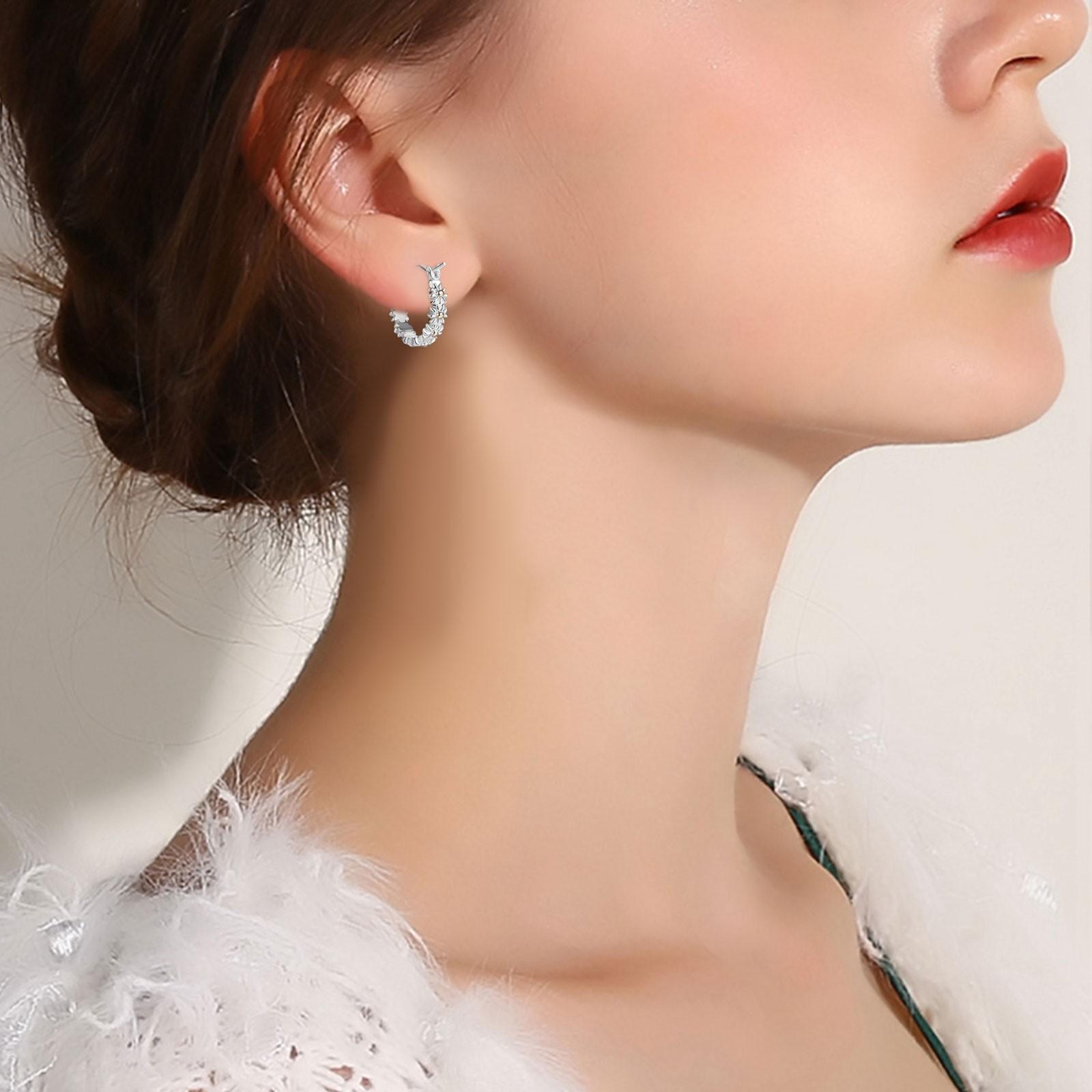 Маленькие креативные женские серьги с изображением ромашки — фото 8